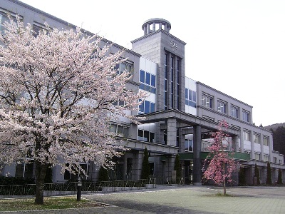 東北文化学園大学 本部棟正面